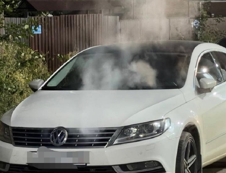 В тесном дворе Саратова пожарные тянули «рукава» к горевшей машине