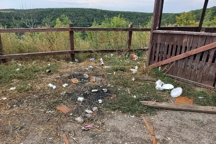 В Саратове вандалы превратили смотровую площадку в свалку