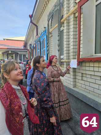 На саратовском фестивале самоваров кормили пловом и катали на ослике