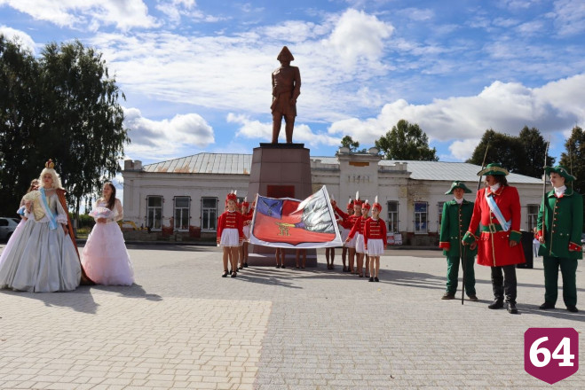 В День города гостей саратовского райцентра встречали Петр Первый и Екатерина Вторая