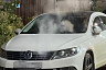В тесном дворе Саратова пожарные тянули «рукава» к горевшей машине