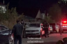 В тесном дворе Саратова пожарные тянули «рукава» к горевшей машине