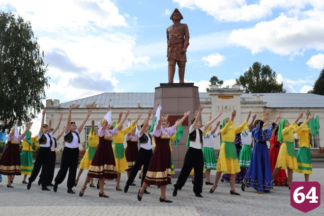 В День города гостей саратовского райцентра встречали Петр Первый и Екатерина Вторая
