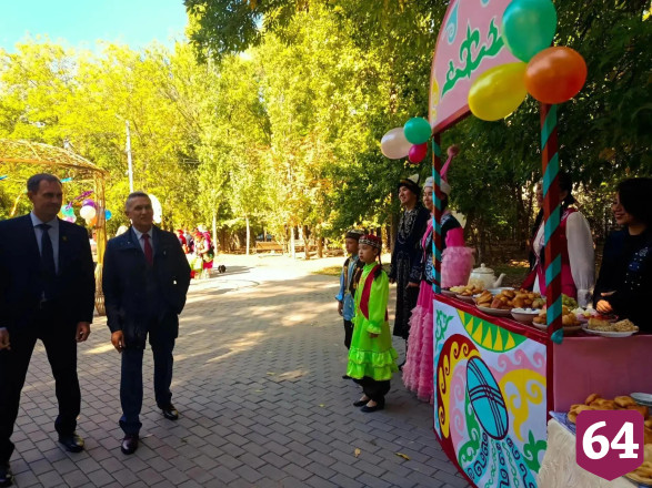 На саратовском фестивале самоваров кормили пловом и катали на ослике