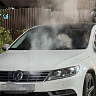 В тесном дворе Саратова пожарные тянули «рукава» к горевшей машине