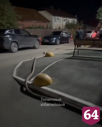 В тесном дворе Саратова пожарные тянули «рукава» к горевшей машине