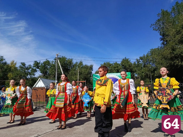 На саратовском фестивале самоваров кормили пловом и катали на ослике