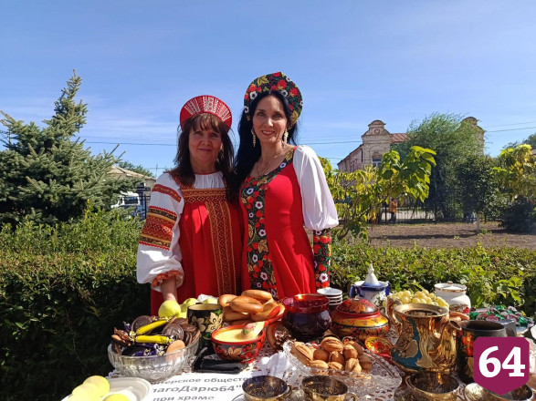 На саратовском фестивале самоваров кормили пловом и катали на ослике