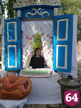 На саратовском фестивале самоваров кормили пловом и катали на ослике