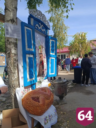 На саратовском фестивале самоваров кормили пловом и катали на ослике