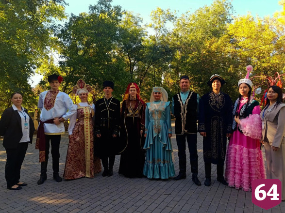 На саратовском фестивале самоваров кормили пловом и катали на ослике