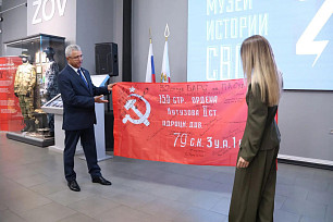 Делегация Запорожской области передала Музею истории СВО знамя с позывными саратовских бойцов
