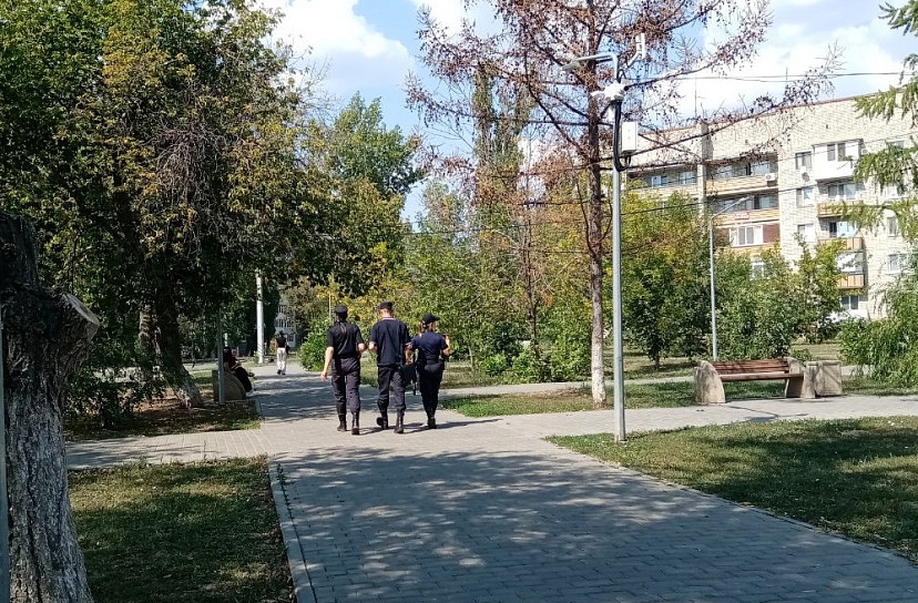 В Энгельсе грабитель отобрал у женщины телевизор и деньги