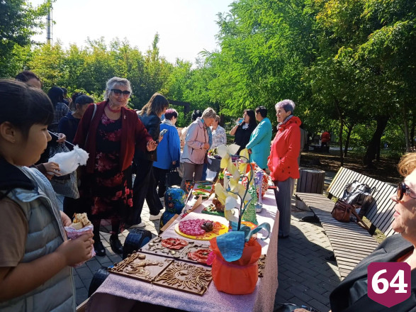 На саратовском фестивале самоваров кормили пловом и катали на ослике